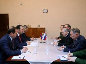 Министр обороны: Армения готова продолжить миссию по оказанию гуманитарной помощи Сирии