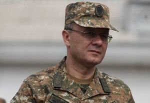 Бывший министр обороны предупреждает о "кровавой революций" в Армении