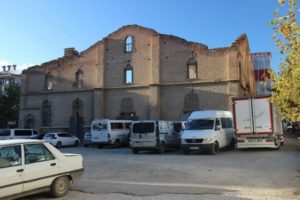 В Турции армянскую церковь превратили в платную автопарковку