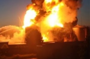 В японском городе Арида горит нефтеперерабатывающий завод