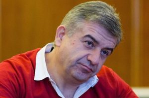 В госаппарате есть много неэффективно работающих людей - премьер