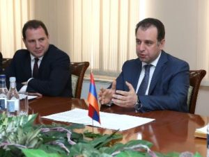 Министр обороны обсудил с представителем ЕС вопросы сотрудничества в области безопасности и обороны