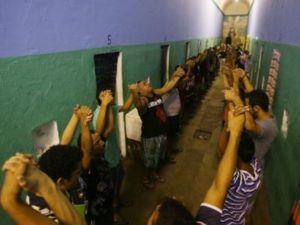 В ходе мятежа в бразильской тюрьме погибли не менее 33 человек