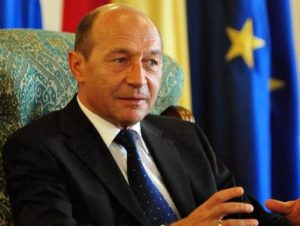 Экс-президент Румынии ​подал в суд на главу Молдовы