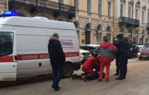 Неадекватный азербайджанец пытался зарезать врачей скорой помощи в Петербурге