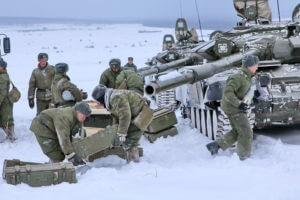 Российские военнослужащие проводят занятия по "экстремальному" вождению в горах Армении