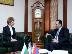 Министр обороны Армении обсудил с послом Болгарии двустороннее сотрудничество