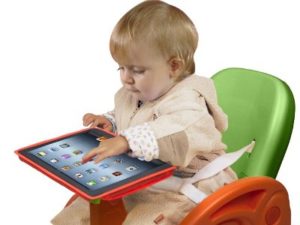 В Москве двухлетний мальчик запер отца на балконе ради игры на iPad