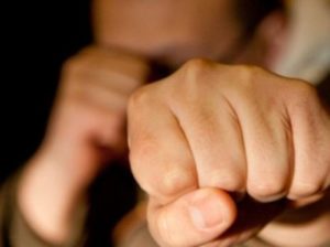 В Гюмри полицейский избил соседа за мнимое оскорбление