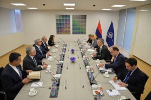 НАТО призывает Армению и Азербайджан вернуться за стол переговоров