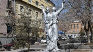 «Рабочий и колхозница» перемещены