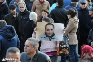 В Ереване протестующие требуют похоронить "приносящего хлеб" в "Ераблуре"