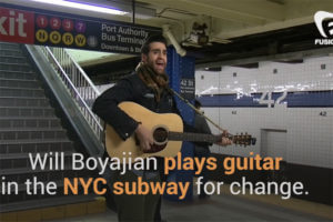 Молодой армянин играет на гитаре в нью-йоркском метро и раздает собранные деньги бездомным
