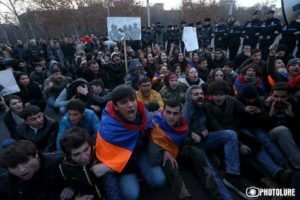Демонстранты перекрыли движение в центре Еревана (Видео)