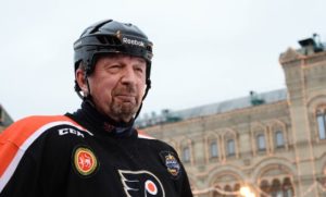 Ведущий хоккейный эксперт России Сергей Гимаев умер на матче ветеранов