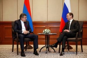 Карапетян и Медведев обсудили проект создания двустороннего инвестфонда