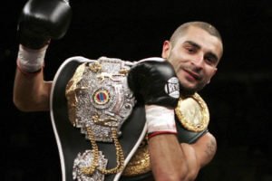 Вик Дарчинян разгромил соперника сокрушительным нокаутом (Видео)