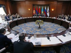 Медведев: страны ЕАЭС в этом году должны преодолеть спад торговли