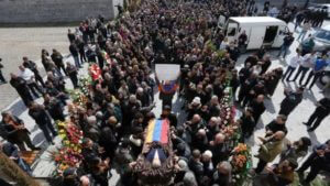 «Доставщика хлеба» граждане проводили от ритуального зала до кладбища под аплодисменты