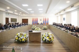 Премьер Армении – дипломатам: Засучить рукава и привлекать инвестиции