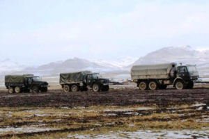 Российские военные водители выполняют нормативы в горах Армении