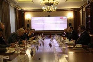 Министр экономического развития Армении обсудил с Мантуровым взаимодействие в сельхозмашиностроении