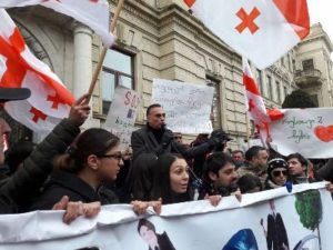 В Тбилиси проходит акция-концерт в поддержку телекомпании «Рустави 2»