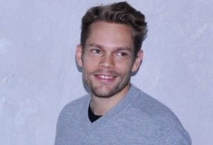 Сын Шарля Азнавура от имени всей семьи возложил цветы к вечному огню в Цицернакаберде