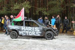 Под Минском водители-экстремали провели автобои на выживание