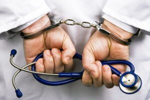 Тракторист в Узбекистане, притворяясь врачом, заработал 500 тысяч долларов