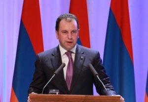 Министр обороны Армении посетил пантеон «Азатамартикнер» в Гюмри и почтил память погибших в ходе апрельских событий