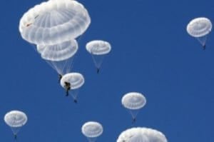 Российские военнослужащие в Армении готовятся к прыжкам с парашютом