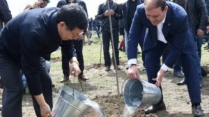 В субботнике принимают участие и дипломаты