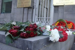 Ереванцы несут цветы к посольству России в Армении в память о жертвах взрыва в Петербурге
