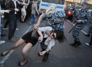 В России хотят разрешить полиции стрелять по женщинам и детям