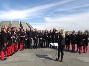 Норвежский хор «Lyderhorn» выступил в ереванском комплексе «Цицернакаберд»