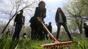 Грануш Акопян взялась за грабли