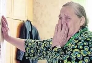 Пойманная на краже еды старушка умерла в России