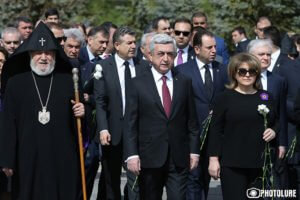 Президент Армении почтил память жертв Геноцида армян в "Цицернакаберде"