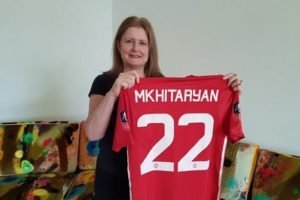 Генрих Мхитарян подарил свою футболку послу Соединенного Королевства в Армении Джудит Маргарет Фарнворт