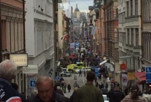 В центре Стокгольма грузовик въехал в толпу людей