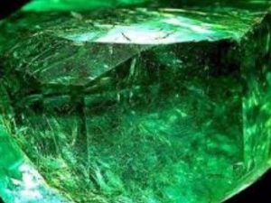 В Грузию из Турции незаконно провезли огромный изумруд