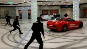 Бывший мэр Архангельска устроил дрифт на Ferrari в московском торговом центре