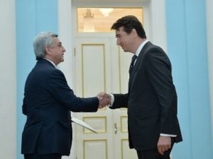 Президент Армении принял верительные грамоты посла Сербии