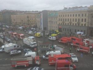 В результате взрывов петербургском метро пострадали не менее 20 человек