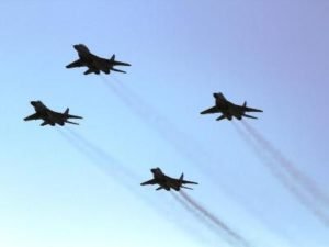 Российские летчики начали отрабатывать фигуры высшего пилотажа на истребителях МиГ-29 в небе над Арменией