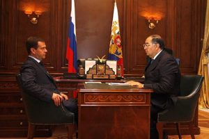 Российский олигарх подает в суд на оппозиционера за расследование о богатстве премьер-министра