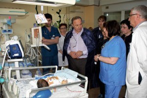 Глава Минздрава ознакомился с состоянием троих новорожденных из пятерняшек