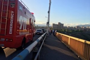 13-летний подросток сорвался вниз, шагая по железному ограждению Давидашенского моста