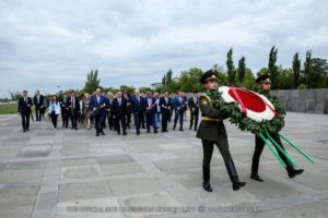 Губернатор Санкт-Петербурга в Ереване воздал дань уважения памяти жертв Геноцида армян